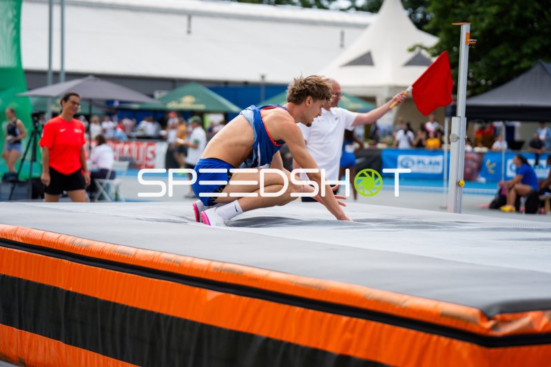 Hochspringer in Aktion beim Wettkampf in Mannheim