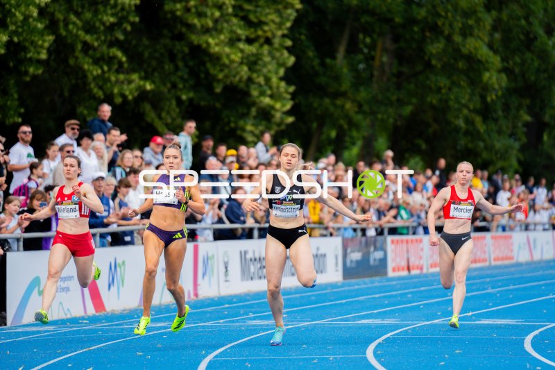 Sina Kammerschmitt und Rebekka Haase im Sprintfinale beim Michael-Hoffmann-Stadion Mannheim