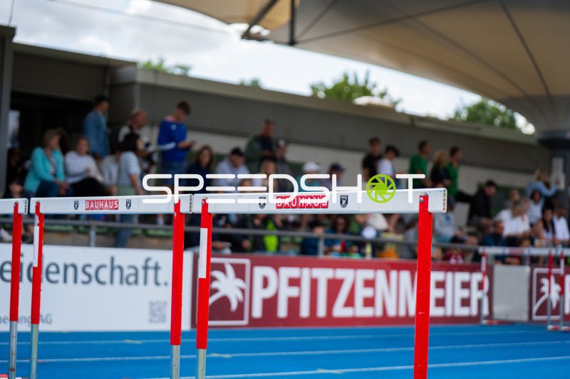 Hürden auf der blauen Tartanbahn im Michael-Hoffmann-Stadion Mannheim