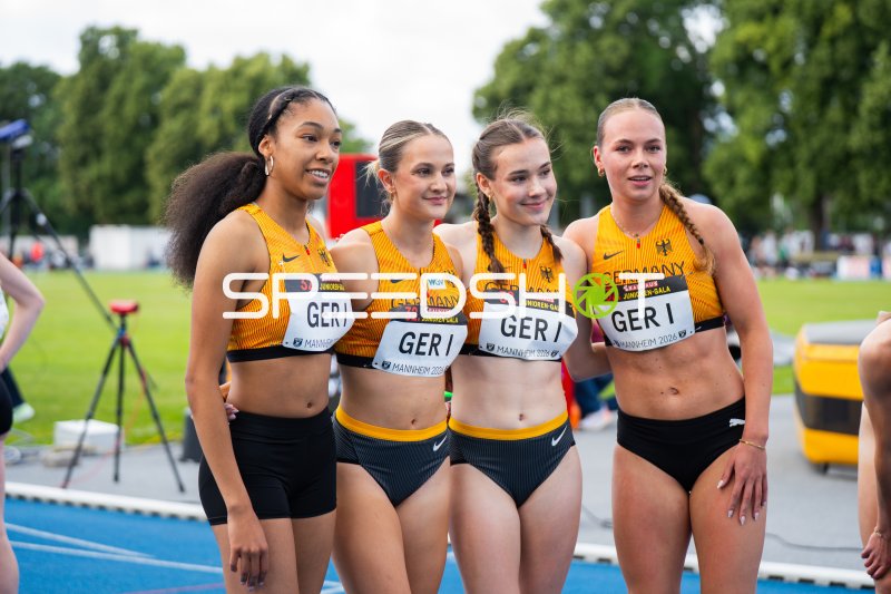 Fischer Luna und DE LUYZ Liyana Barragan mit der deutschen 4x100m-Staffel bei der 32. Junioren-Gala Mannheim
