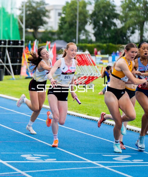 Sterre Provost und Mieke Wübben beim 4x100m-Staffelwettbewerb in Mannheim