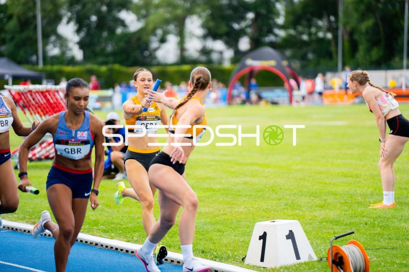 Staffelwechsel im 4x400m-Lauf beim Juniorengala Mannheim