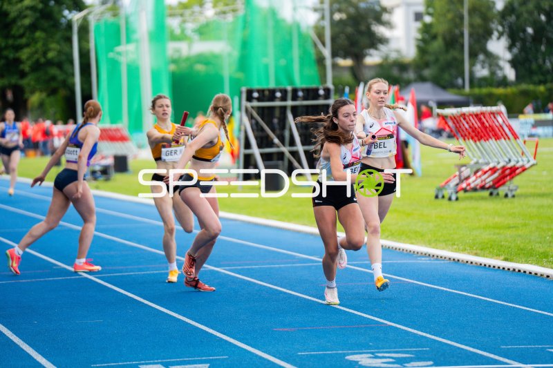 Ellemieke Maenhoudt und Amke Bolten beim 4x400m-Staffelwettbewerb in Mannheim