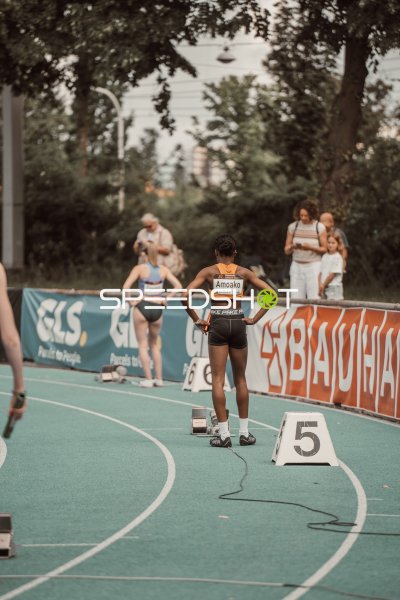 Lois Amoako (#20) vor dem Start beim 400m-Lauf in Mannheim