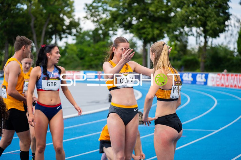 Athletinnen von GER II und GBR nach dem Wettkampf im Michael-Hoffmann-Stadion Mannheim