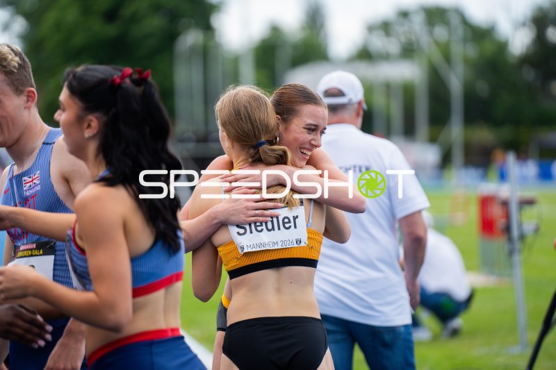 Herzliche Umarmung zweier Athletinnen bei der Junioren-Gala Mannheim 2026
