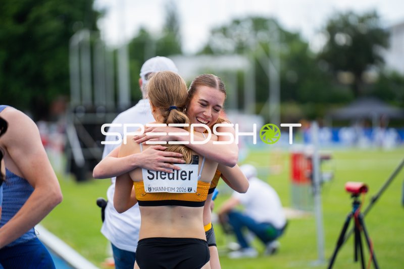 Athletin Siedler beim Jubel nach dem Wettkampf in Mannheim