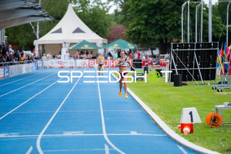 Staffelläuferin von Great Britain beim 4x400m-Lauf im Michael-Hoffmann-Stadion Mannheim