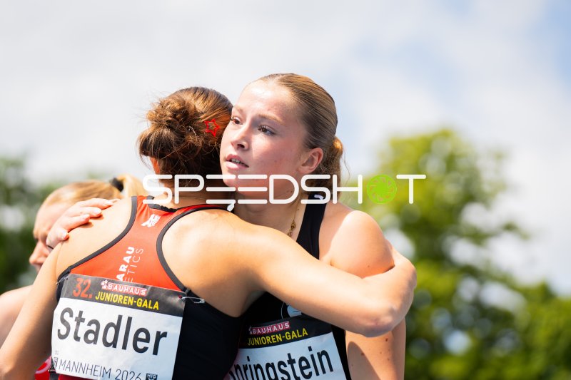 Paula Springstein und Leana Stadler umarmen sich bei der 32. Bauhaus Junioren-Gala
