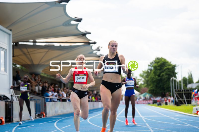 Paula Springstein (#372) und Anne Böcker (#392) beim 200m-Lauf in Mannheim