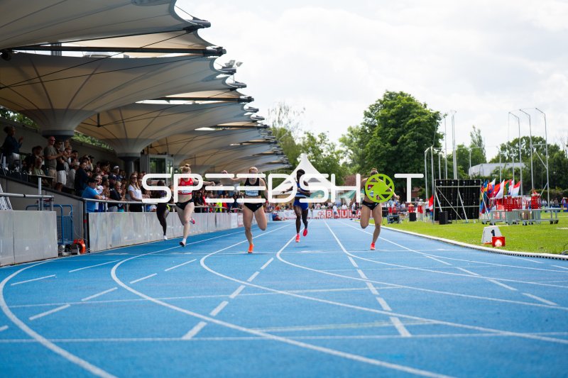 Paula Springstein im Zieleinlauf beim 200m-Sprint im Michael-Hoffmann-Stadion