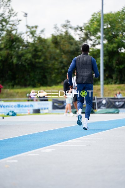 Athlet beim Aufwärmen auf der Laufbahn im Michael-Hoffmann-Stadion Mannheim