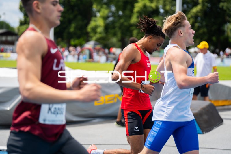 Läufer aus Lettland und der Schweiz beim 400m-Lauf in Mannheim