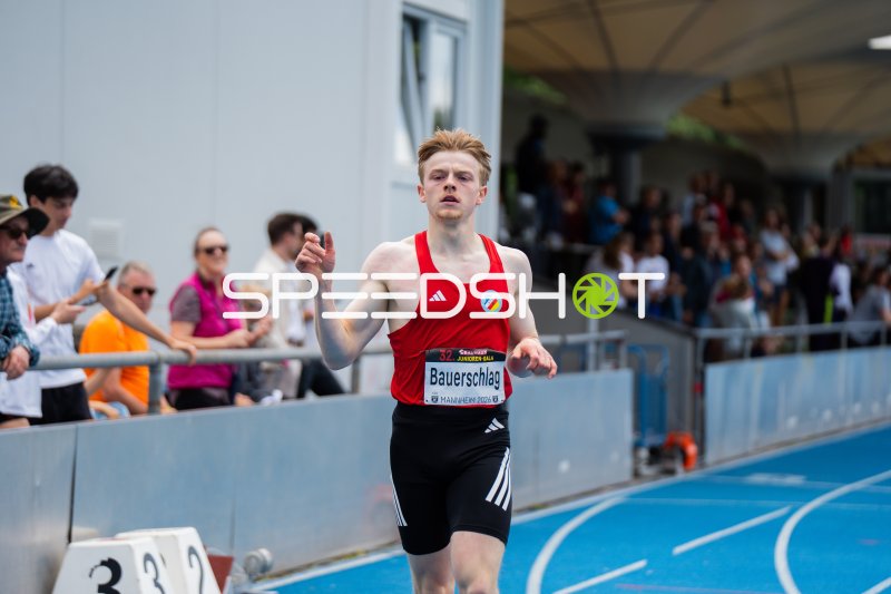 Bauerschlag beim Sprint auf der blauen Tartanbahn in Mannheim
