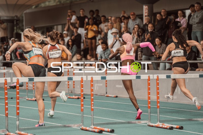 Laura Frličková, Jil Sanchez (#329) und Sereina Liem (#321) beim 400m-Hürdenlauf in Mannheim