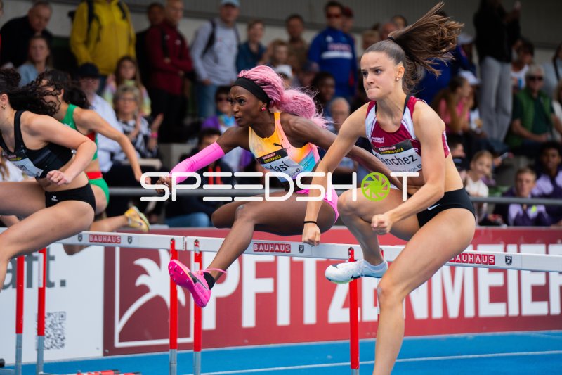 Jil Sanchez und Ndasi Daryl beim 100m-Hürdenlauf in Mannheim