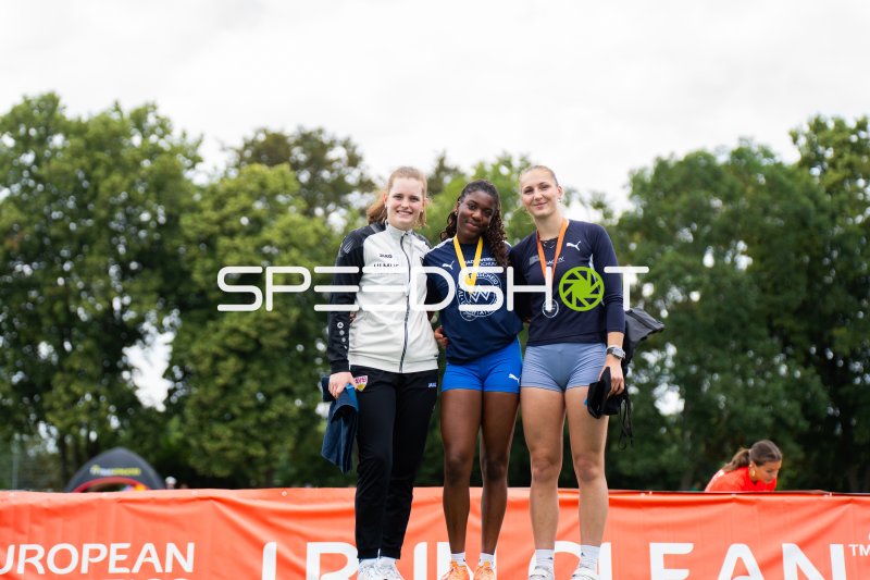Siegerehrung mit Medaillengewinnerinnen beim Leichtathletik-Meeting in Mannheim