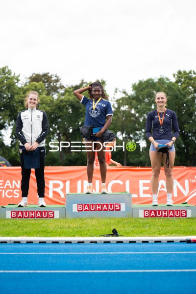 Siegerehrung mit drei Athletinnen auf dem Podium in Mannheim