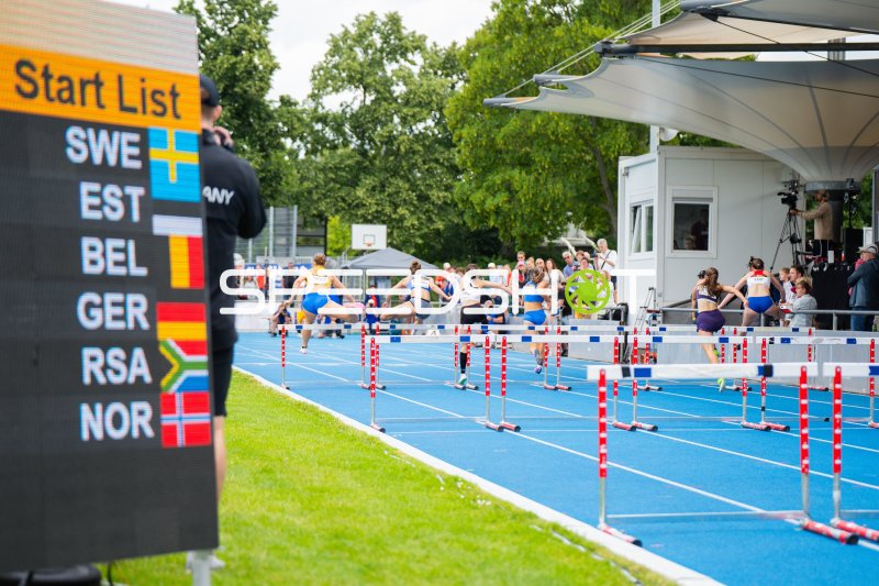 Hürdenläuferinnen beim 400m-Hürden-Rennen im Michael-Hoffmann-Stadion Mannheim