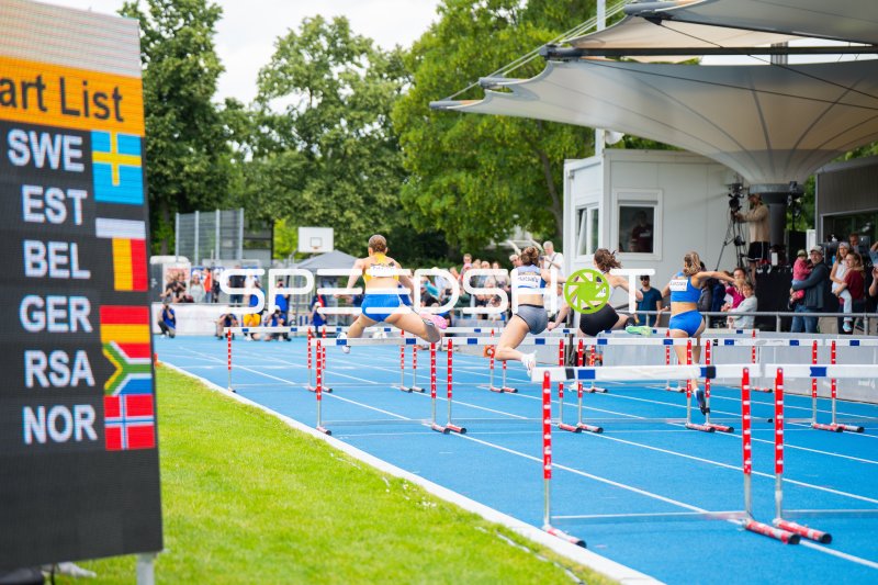 Hürdenläuferinnen beim 10H-Wettkampf im Michael-Hoffmann-Stadion Mannheim