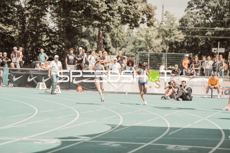 Emma Clark (#185) im Sprint beim Leichtathletik-Meeting in Mannheim