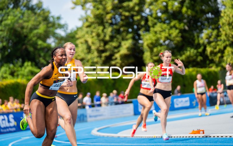 Paula Springstein und Anochili Lena beim 4x100m-Staffelwechsel für Deutschland