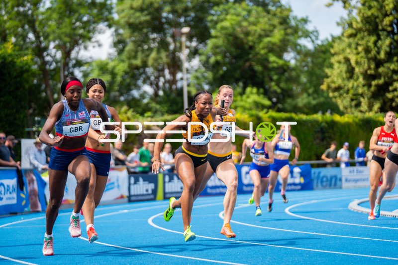 Anochili Lena und Paula Springstein beim 4x100m-Staffelwechsel für Deutschland