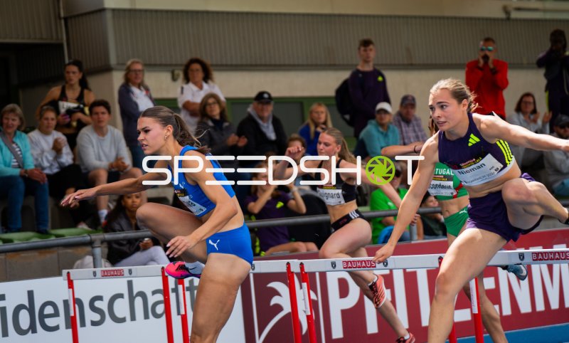 Shira Kurzawa und Megan Nieman beim Hürdensprint im Michael-Hoffmann-Stadion