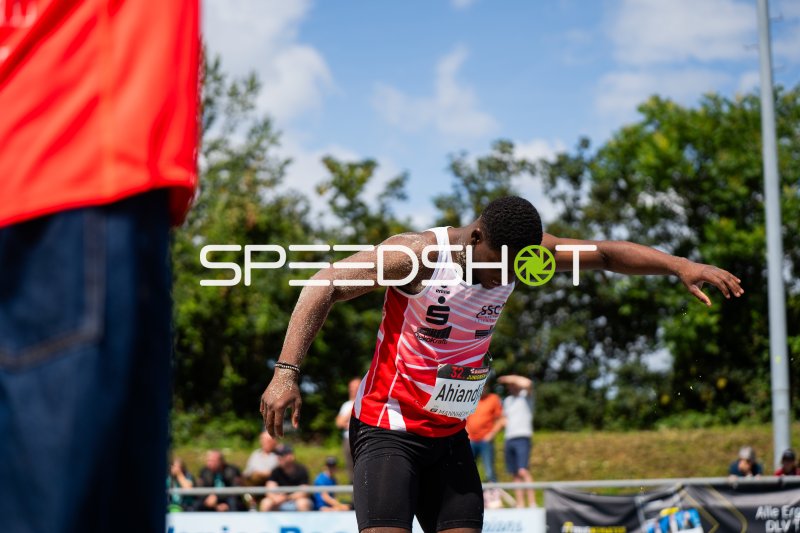 Leoniel Octavianus Ahiandjipe (#373) beim Weitsprung in Mannheim