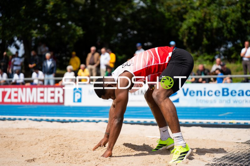 Athlet in Beachvolleyball-Aktion im Michael-Hoffmann-Stadion Mannheim