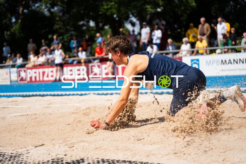 Weitsprung-Athlet landet im Sand beim Meeting in Mannheim