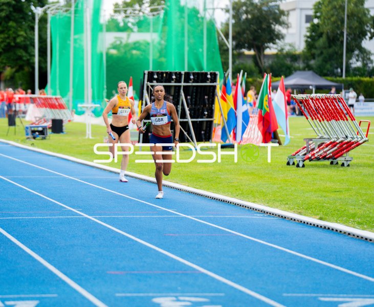 4x400m-Staffel: GBR-Athletin führt vor GER-Läuferin im Michael-Hoffmann-Stadion