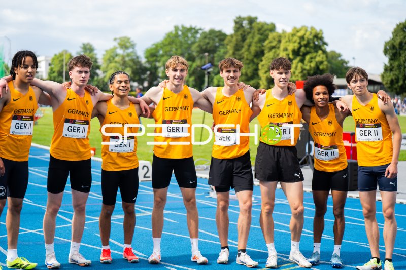 Deutsche Staffelteams GER I und GER II beim Gruppenfoto in Mannheim
