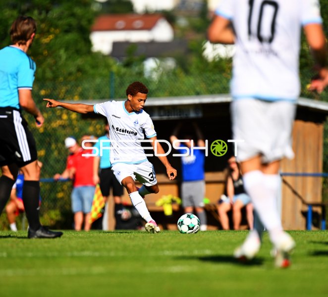 Ballkontrolle im Jugendspiel am Michael-Hoffmann-Stadion