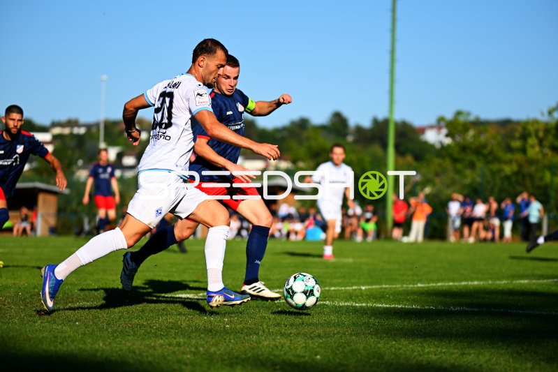 Zweikampf um den Ball im Jugendfußball