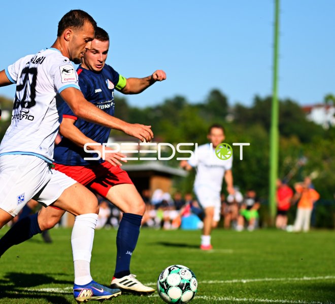 Zweikampf um den Ball im Jugendfußball