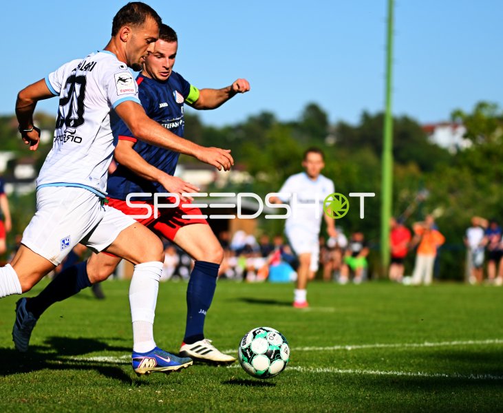 Zweikampf um den Ball im Jugendfußball