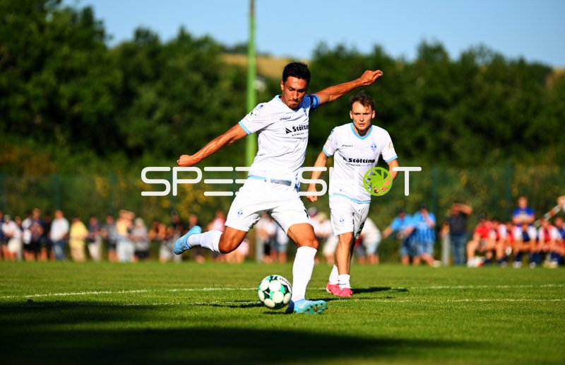 Dynamischer Schuss im Fußballspiel