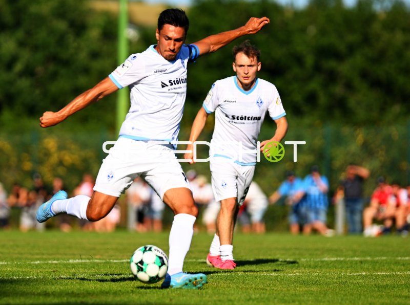 Dynamischer Schuss im Fußballspiel