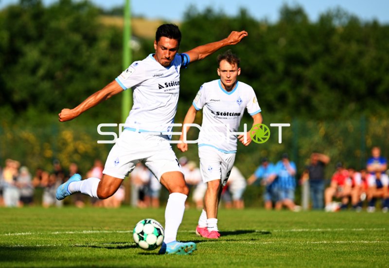Dynamischer Schuss im Fußballspiel