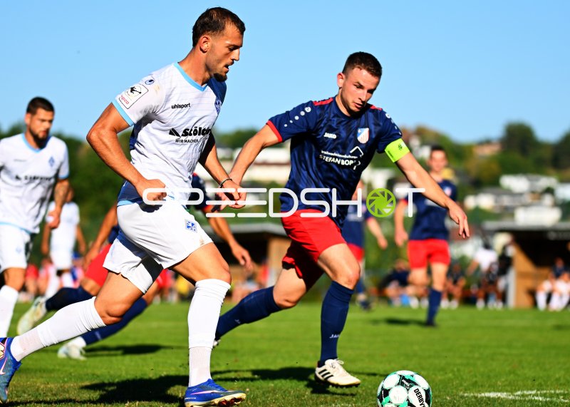 Zweikampf um den Ball im Jugendfußball