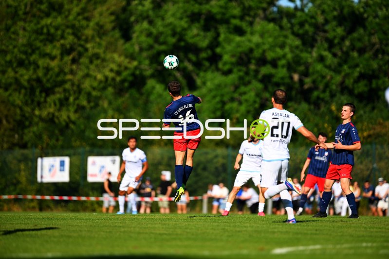 Kopfballduell im Jugend-Fußball in Mannheim