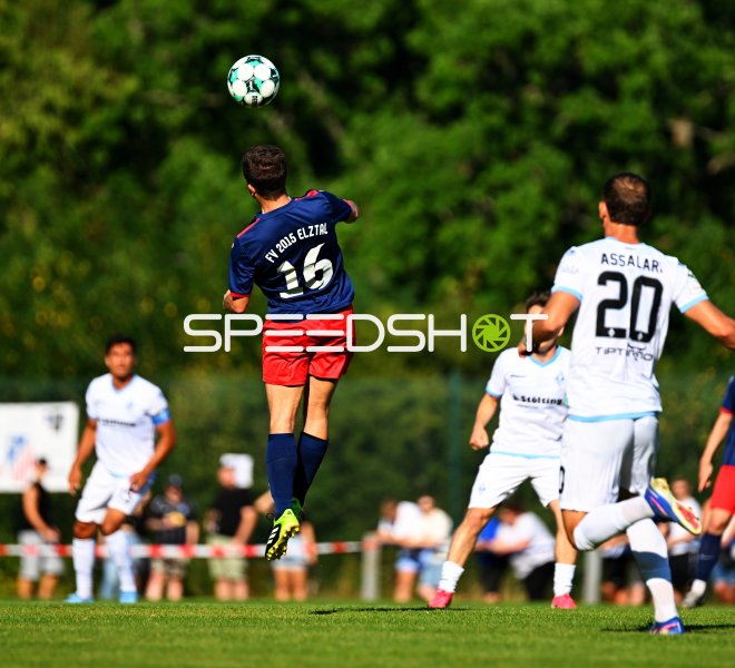 Kopfballduell im Jugend-Fußball in Mannheim