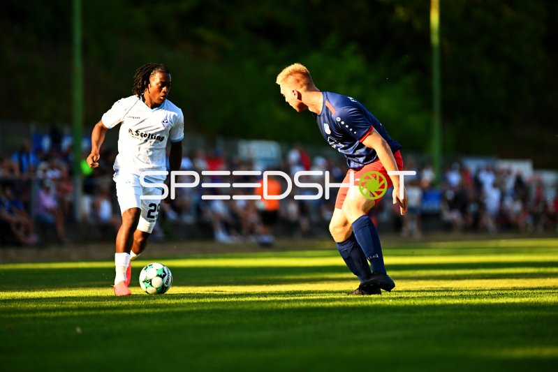 Zweikampf um den Ball im Fußballmatch