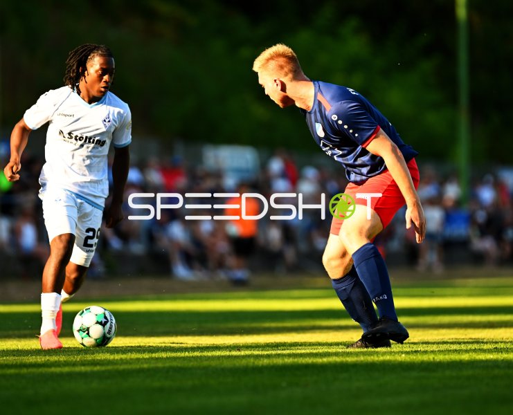 Zweikampf um den Ball im Fußballmatch