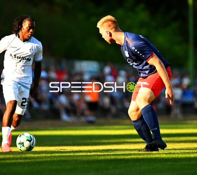Zweikampf um den Ball im Fußballmatch