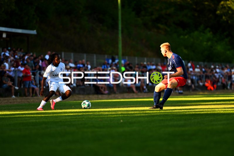 Zweikampf um den Ball im Michael-Hoffmann-Stadion