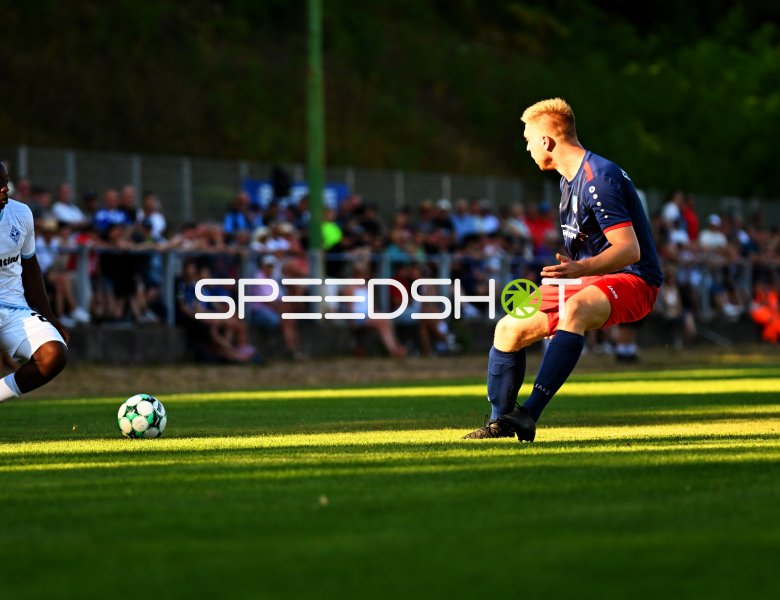 Zweikampf um den Ball im Michael-Hoffmann-Stadion