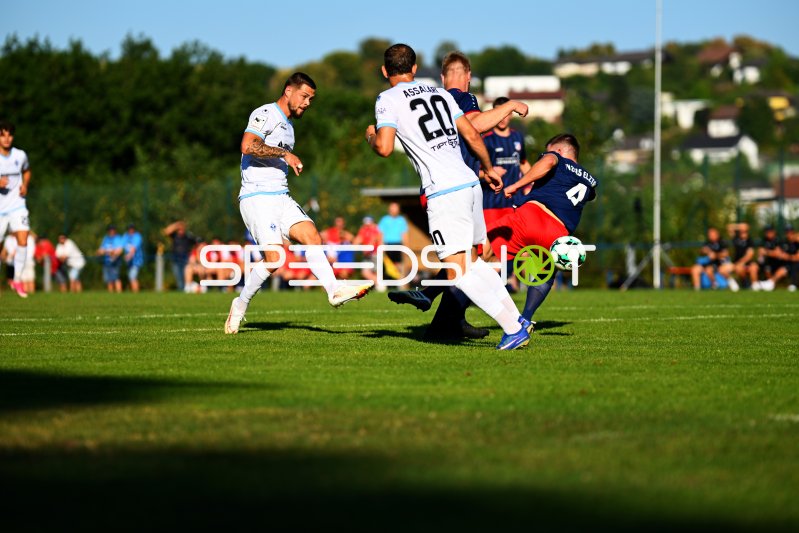 Intensiver Zweikampf um den Ball im Mittelfeld