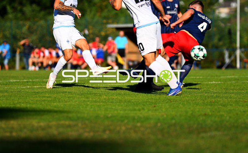 Intensiver Zweikampf um den Ball im Mittelfeld